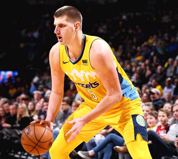  约基奇三双助掘金主场力克爵士