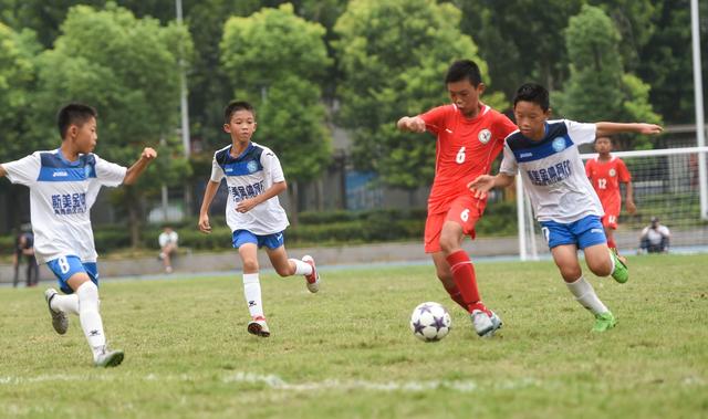  公益足球进校园，明星球员亲自授课