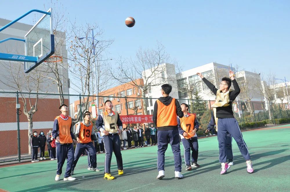  校园篮球蓬勃发展，基层培养见成效