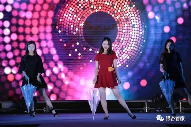  电竞新秀崭露头角惊艳全场观众