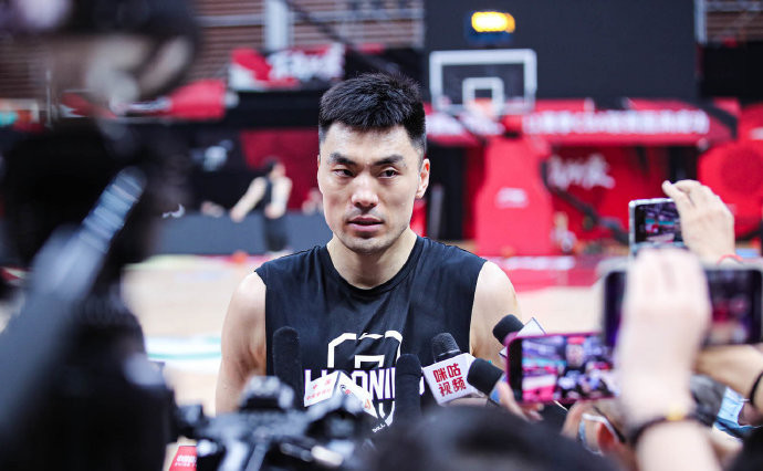  残疾人篮球锦标赛，运动员拼搏精神感人