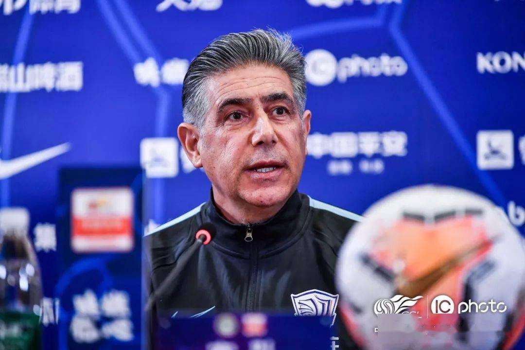  肯宁澳网捧杯开启新赛季征程